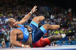 开云体育APP下载-摔跤比赛中，土耳其选手取得胜利