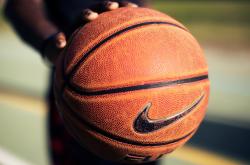 开云官网-跨越时空的焦点战，当佛罗伦萨的激情冲垮厄瓜多尔的坚韧—东决关键战的隐喻与回响