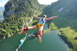 开云官方app入口-切特·霍姆格伦，上海队打穿雄鹿的关键先生与全球化篮球的新注脚