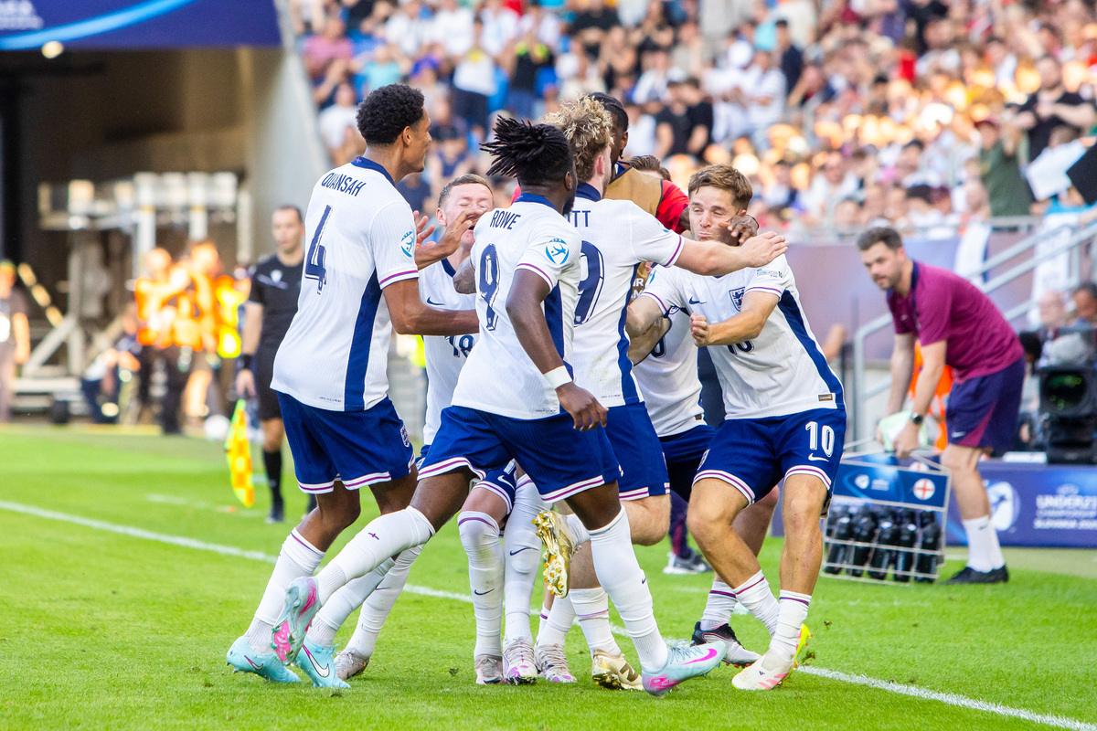 包含马略卡后防一团糟，连续失球影响球队士气的词条