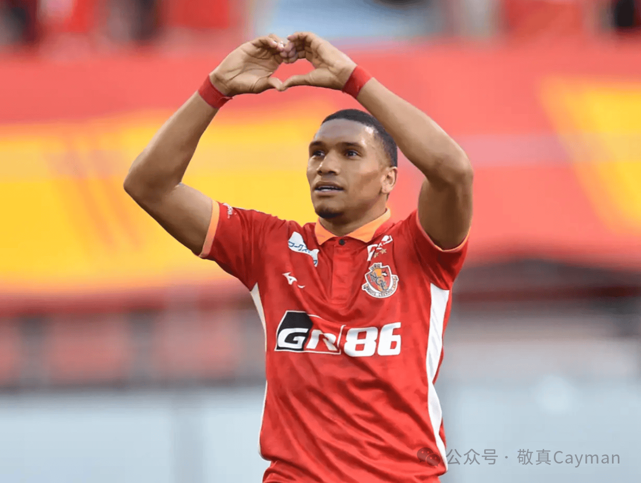 包含马特福斯球迷聚集观赛，掌声不断的词条