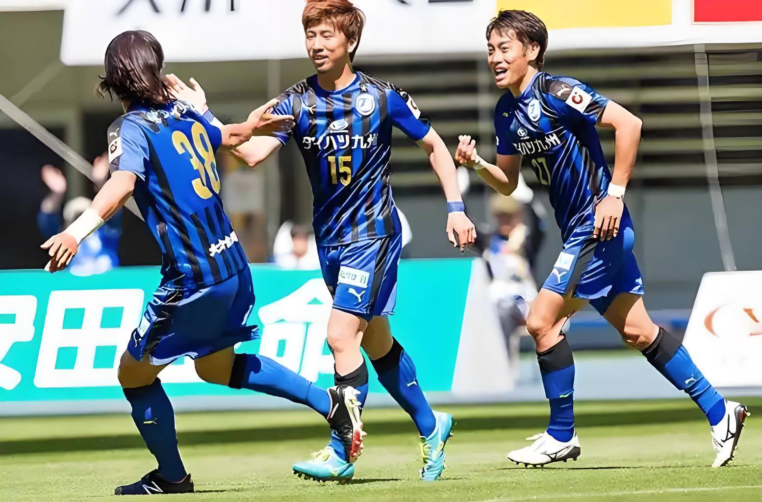 包含主场作战！广岛三箭全力拼搏的词条