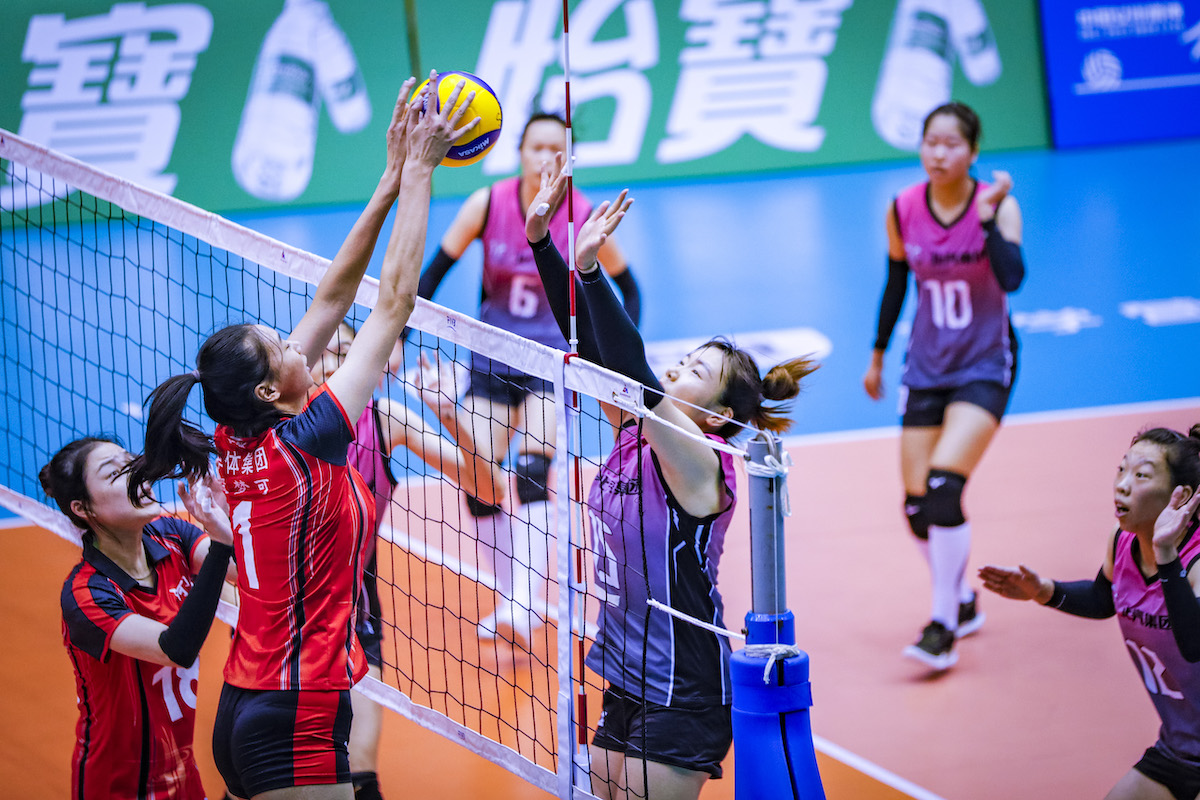 排球比赛中，选手团队协作配合出众