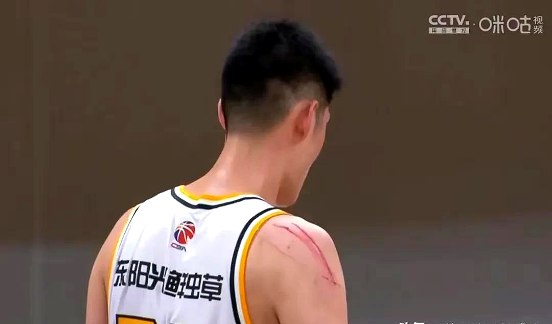 球队对手强劲不畏，坚持顽强争胜