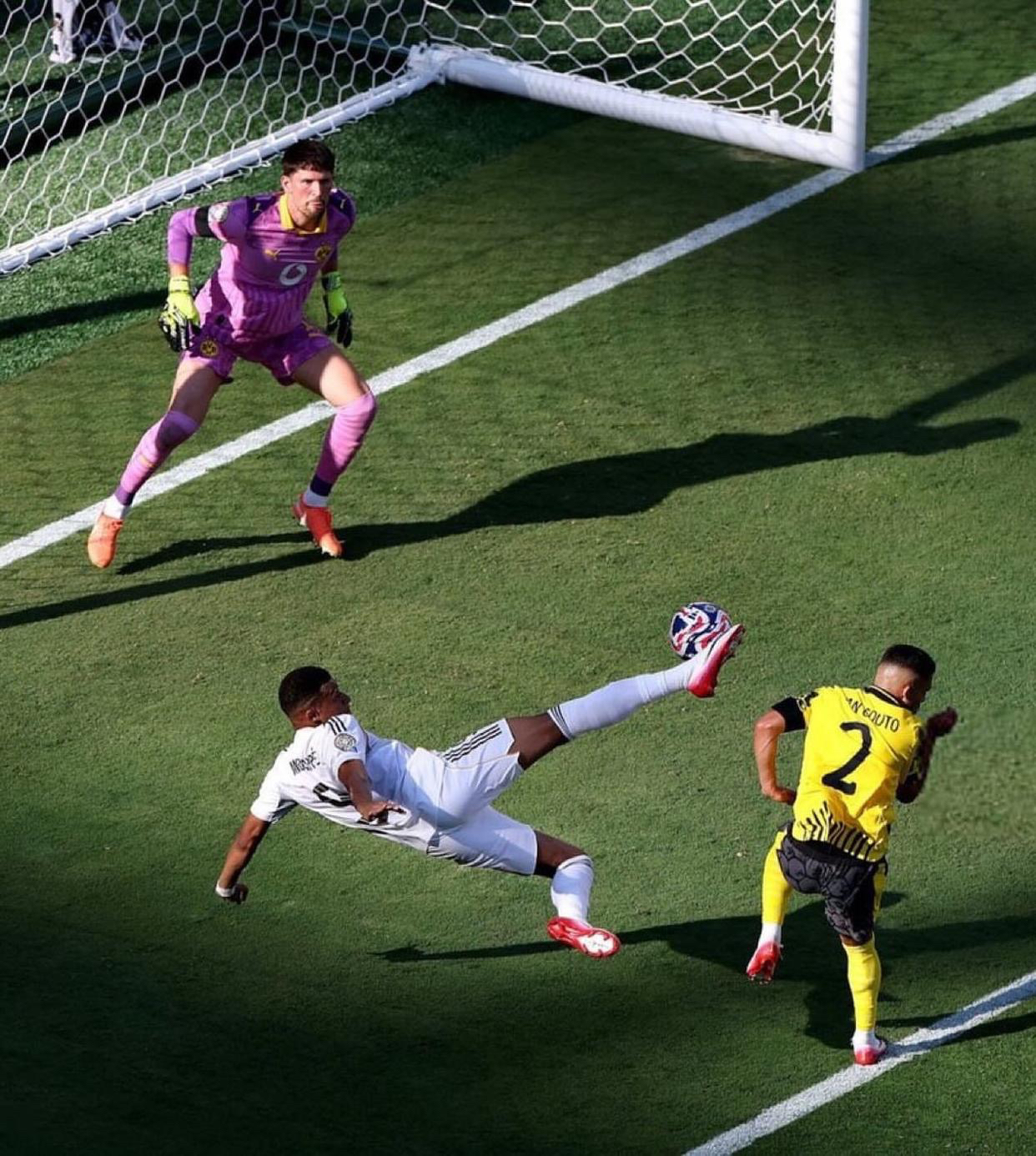 包含顶级足球比赛的胜负悬念备受瞩目的词条