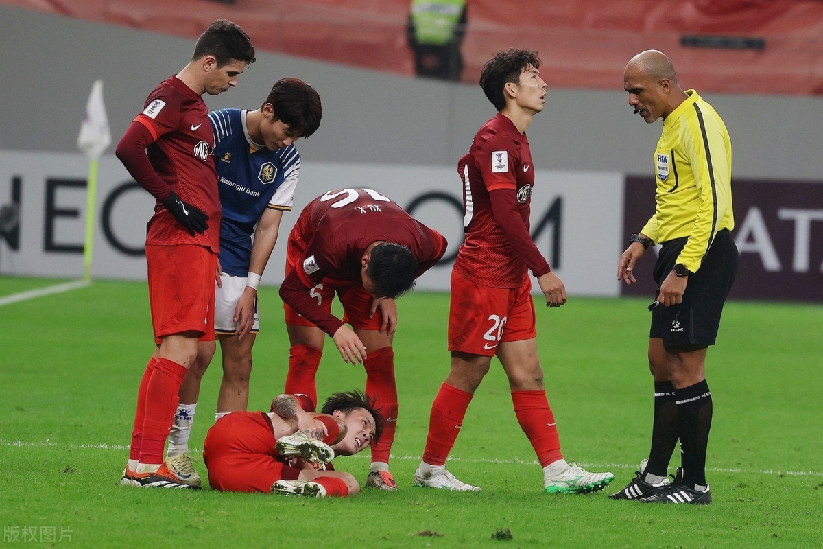 关于亚冠赛场燃爆现场球员拼尽全力的信息