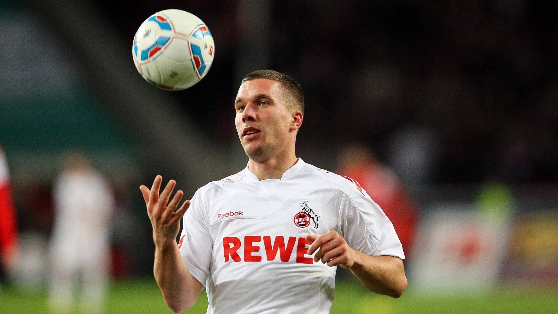 绿茵场上的东方风暴，当韩国足球完胜英格兰，乒乓王者樊振东同步统治全场