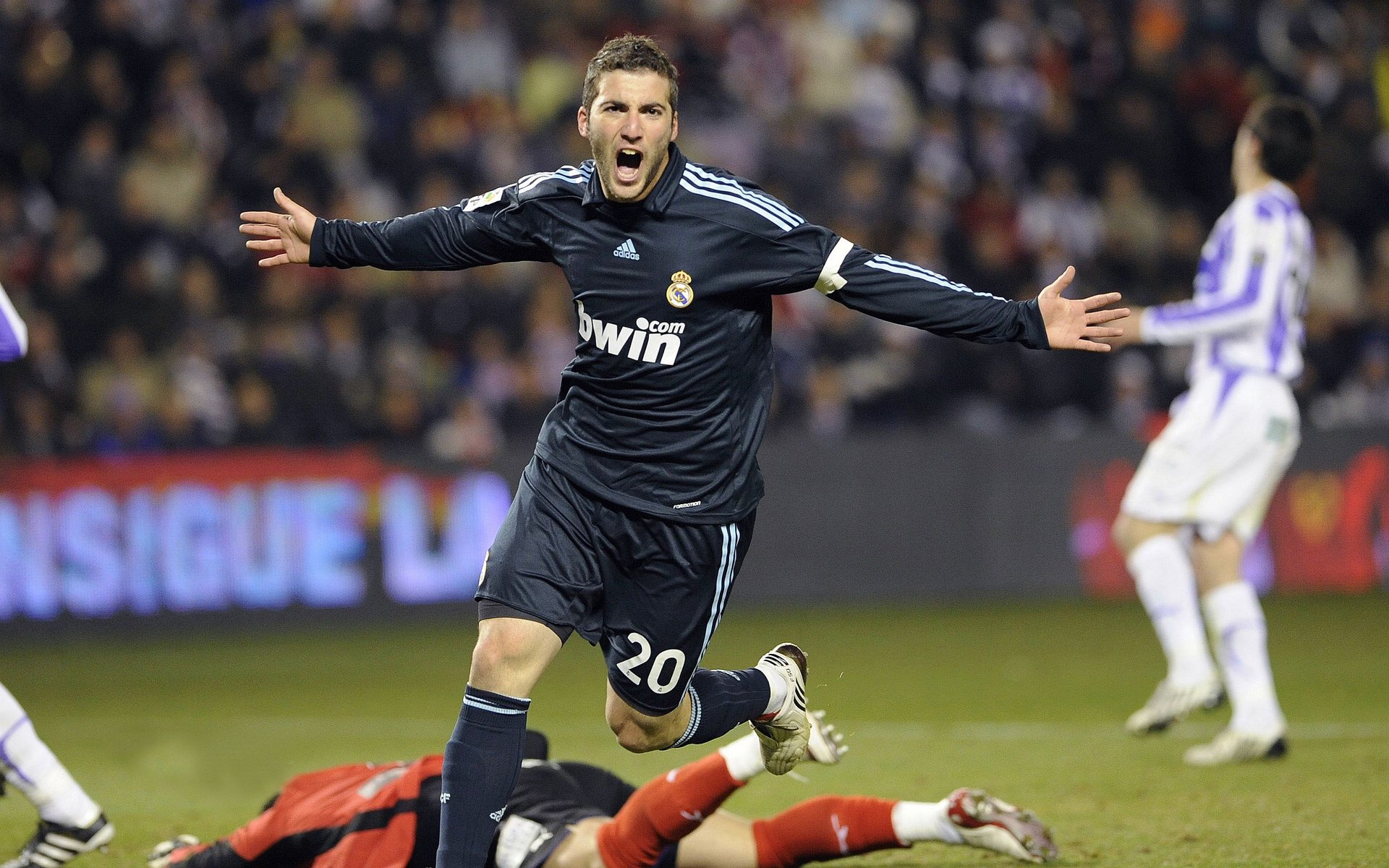 赛道上的红色闪电，阿隆索关键制胜，法拉利绝杀雷诺车队